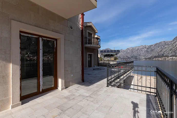 Eine luxuriöse dreistöckige Villa in erster Meereslinie in Kotor